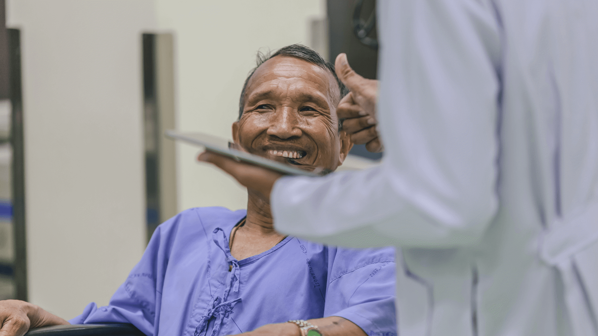 Discussion between two colleagues in a medical setting