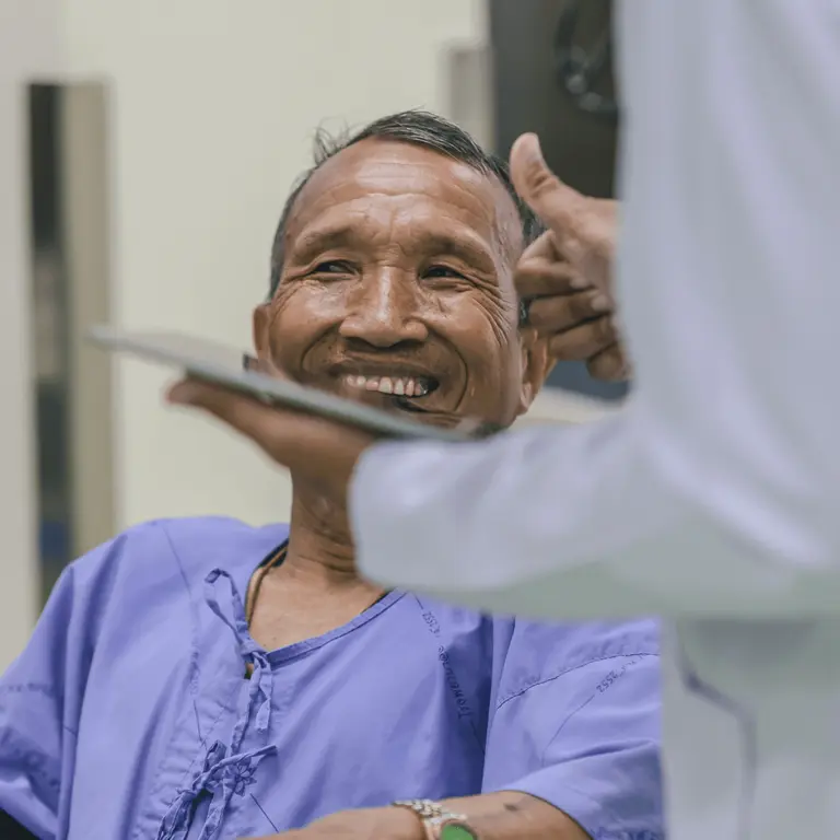 Discussion between two colleagues in a medical setting